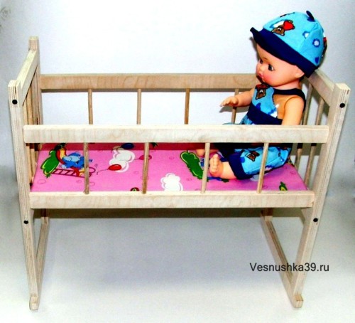 Кроватка для кукол деревянная с постельным бельем Россия